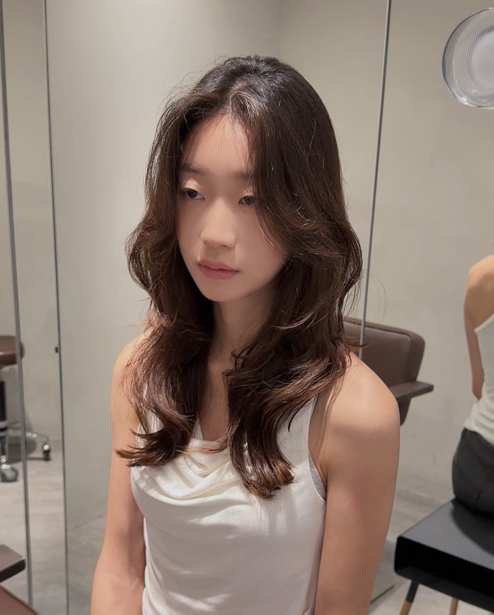 長髮赫希燙 Hush Perm，利用臉周層次與柔和髮尾彎度修飾臉型