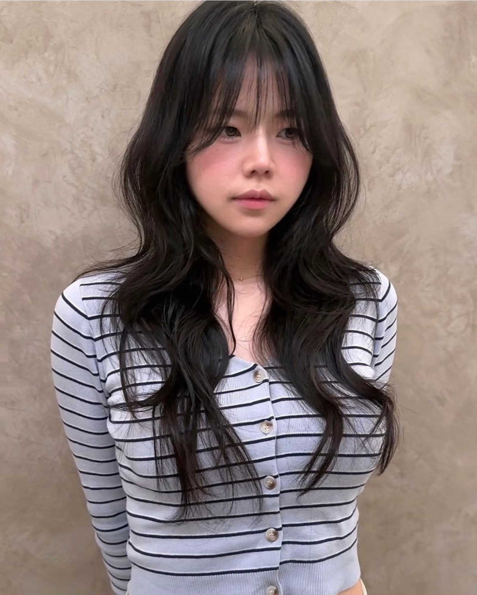 長髮赫希燙 Hush Perm，利用臉周層次與柔和髮尾彎度修飾臉型